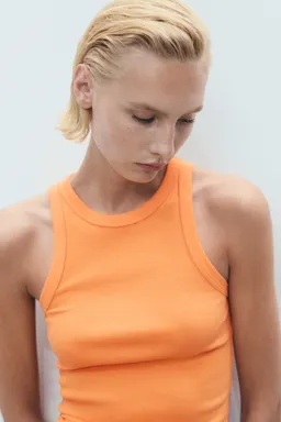 Top halter canalé entallado de Mango en Tops para argentina
