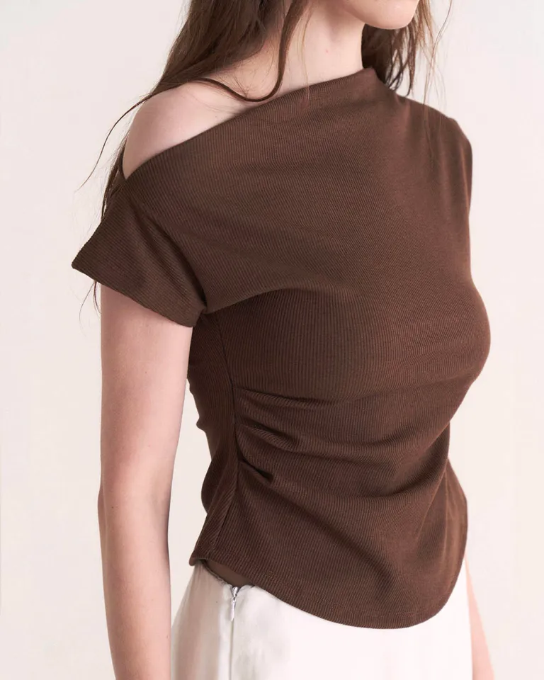 Top asimétrico de manga corta con detalles de frunces laterales de Sky en Tops para argentina