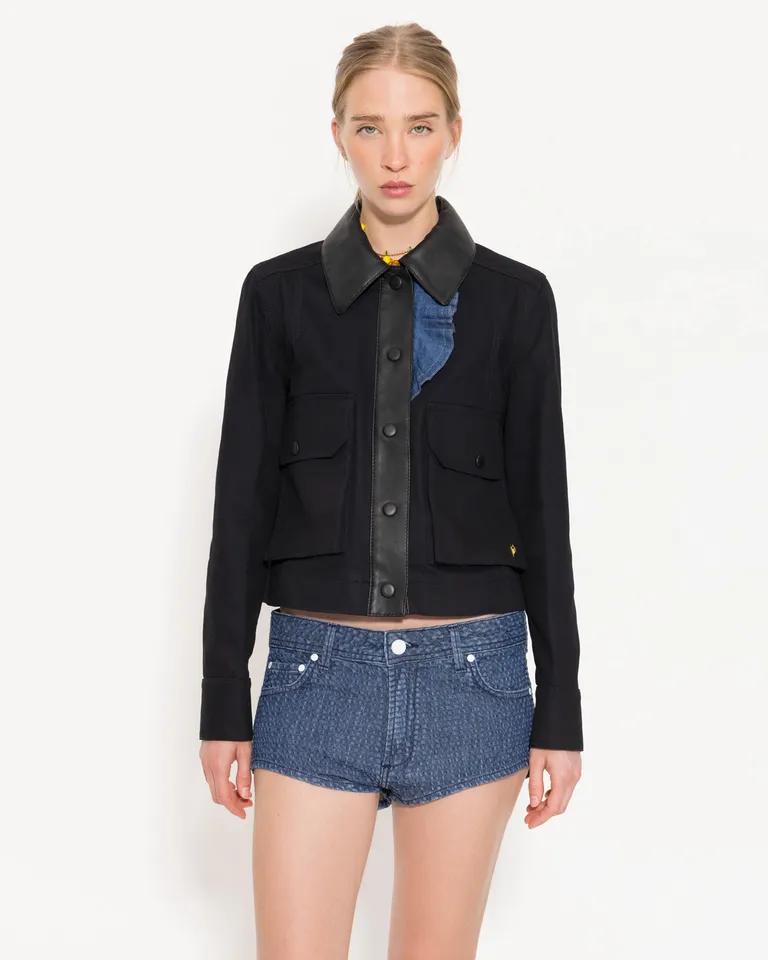 Elegante chaqueta jet de gabardina y cuero para mujer de Jazmin Chebar en Chaquetas para argentina