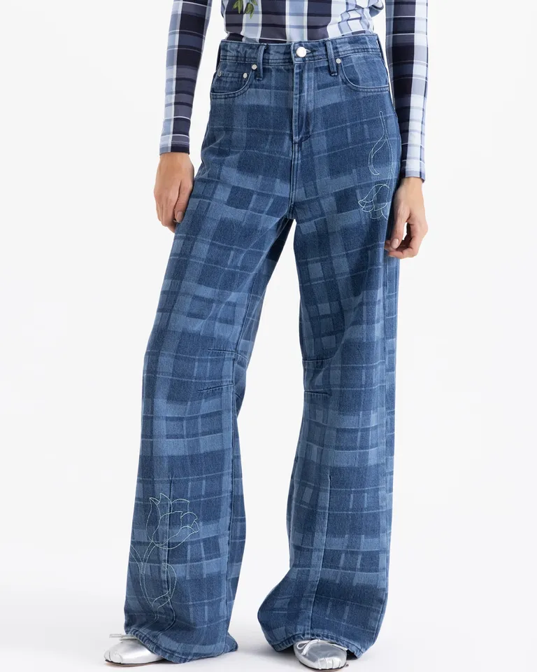 Pantalón de tiro medio con pierna ancha y estampado de cuadros con detalles de bordado de Jazmin Chebar en Pantalones para argentina