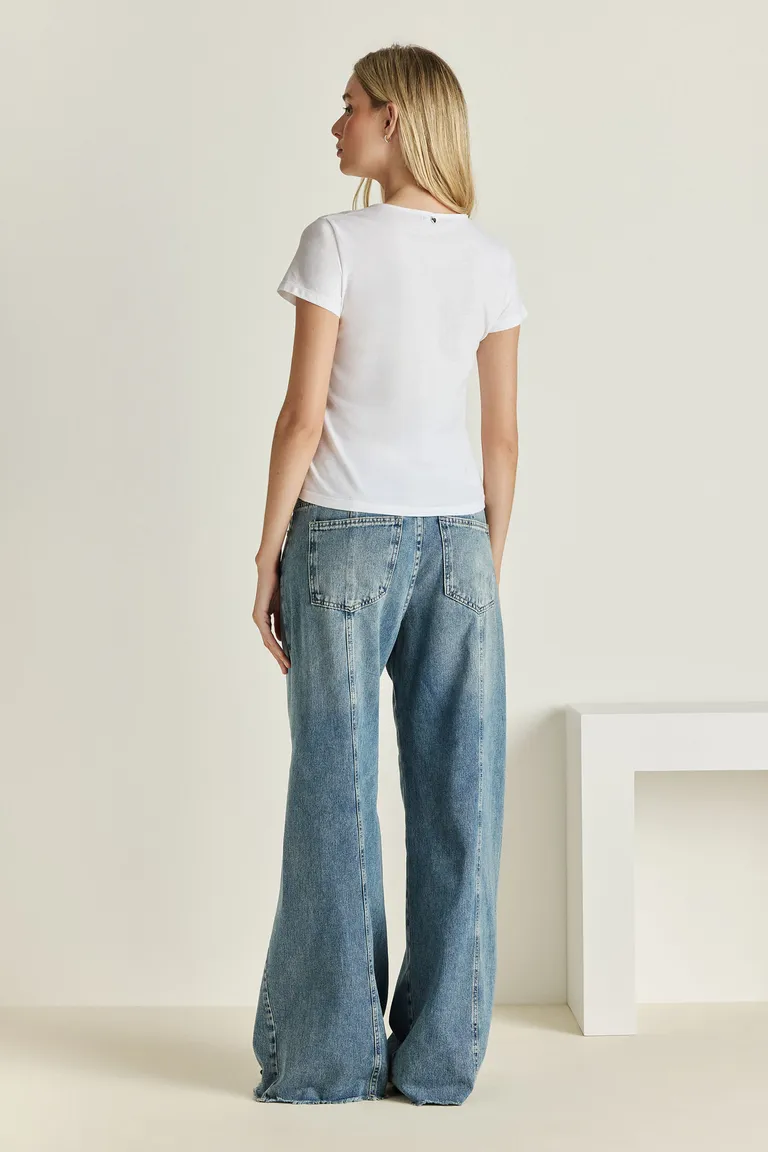 Remera blanca de diseño exclusivo con estampado gráfico en glitter y bordado de Tucci en Remeras para argentina