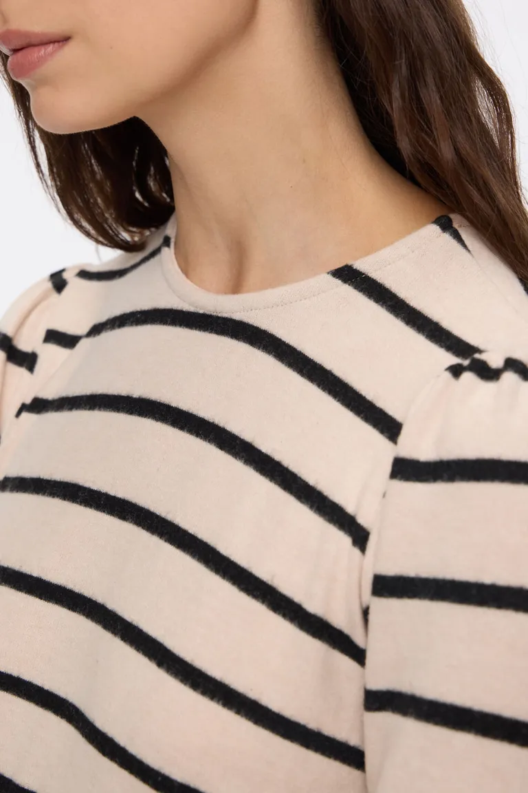 Sweater de mujer con estampado a rayas, escote redondo y detalles de frunces en las mangas de Cuesta Blanca en Buzos y Sweaters para argentina