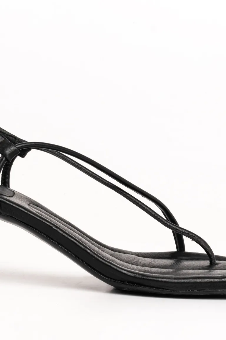 Sandalias de taco medio con diseño de tiras finas y puntera cuadrada de Maria Cher en Sandalias para argentina