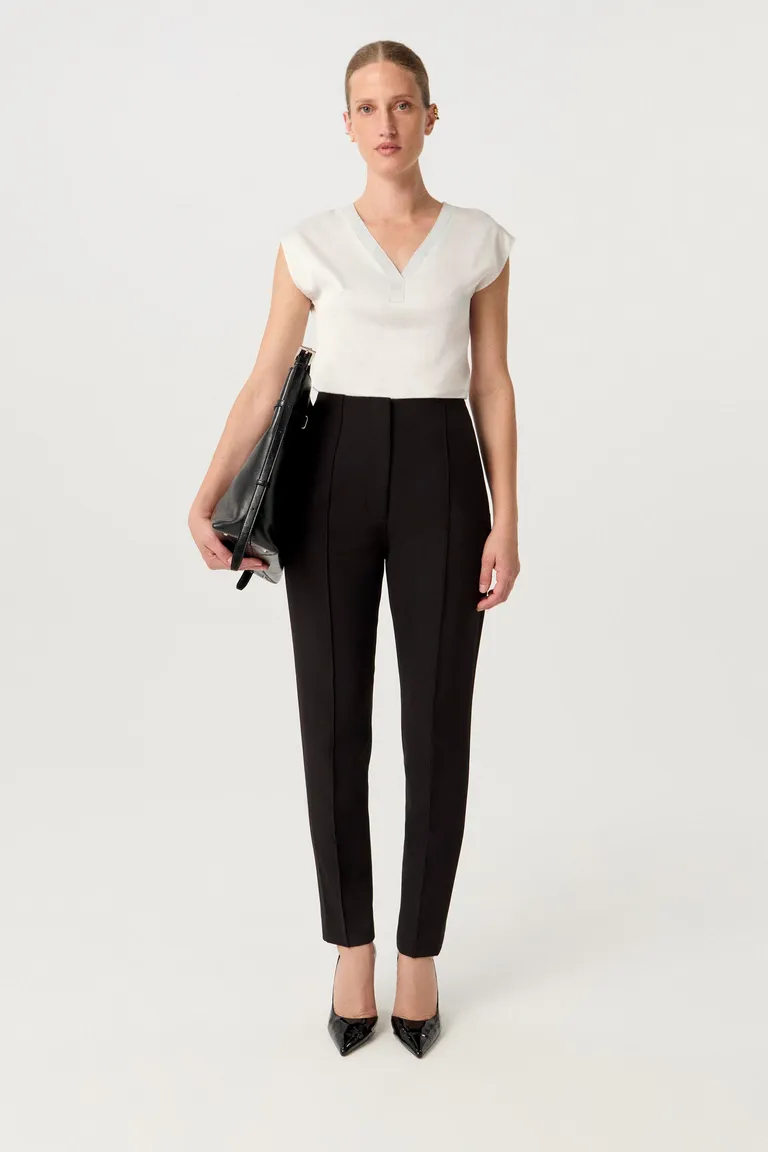 Blusa blanca de corte relajado con detalles en escote y espalda para un look elegante y moderno de Markova en Remeras para argentina