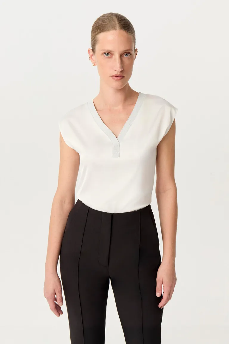 Blusa blanca de corte relajado con detalles en escote y espalda para un look elegante y moderno de Markova en Remeras para argentina