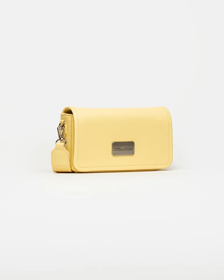 Bandolera de diseño graneado en color amarillo con detalles de costura y cierre de Prüne en Bolsos y Carteras para argentina