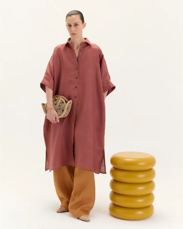 Vestido camisero de corte oversize y mangas cortas con bolsillos laterales y aberturas en la base de Blue Sheep en Camisas para argentina