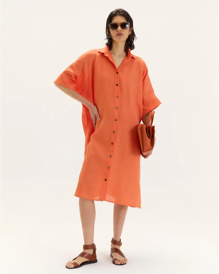 Vestido camisero de corte oversize y mangas cortas con bolsillos laterales y aberturas en la base de Blue Sheep en Camisas para argentina