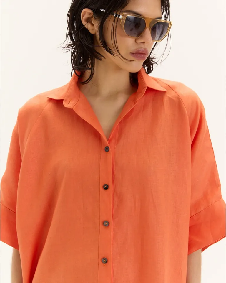 Vestido camisero de corte oversize y mangas cortas con bolsillos laterales y aberturas en la base de Blue Sheep en Camisas para argentina