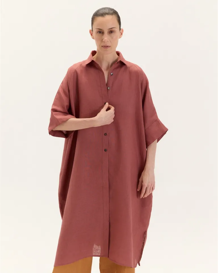 Vestido camisero de corte oversize y mangas cortas con bolsillos laterales y aberturas en la base de Blue Sheep en Camisas para argentina