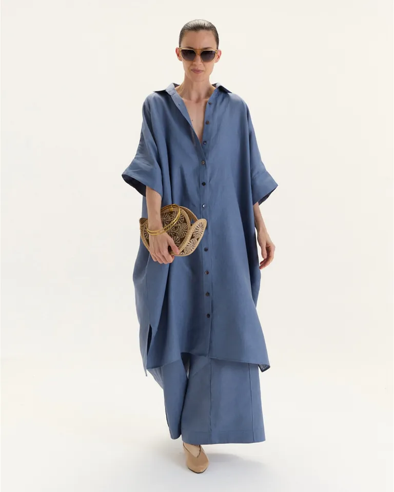 Vestido camisero de corte oversize y mangas cortas con bolsillos laterales y aberturas en la base de Blue Sheep en Camisas para argentina