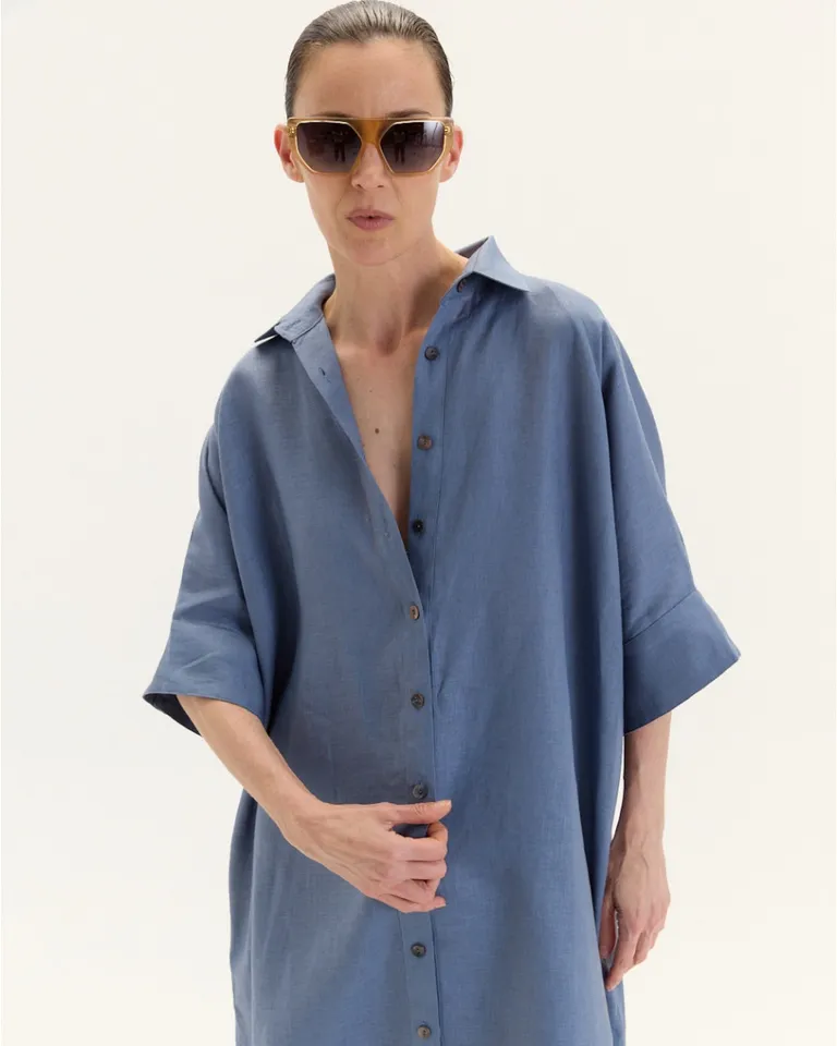 Vestido camisero de corte oversize y mangas cortas con bolsillos laterales y aberturas en la base de Blue Sheep en Camisas para argentina