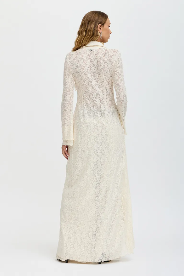 Tapado de encaje blanco con mangas destacadas y detalles únicos de Tucci en Tapados para argentina