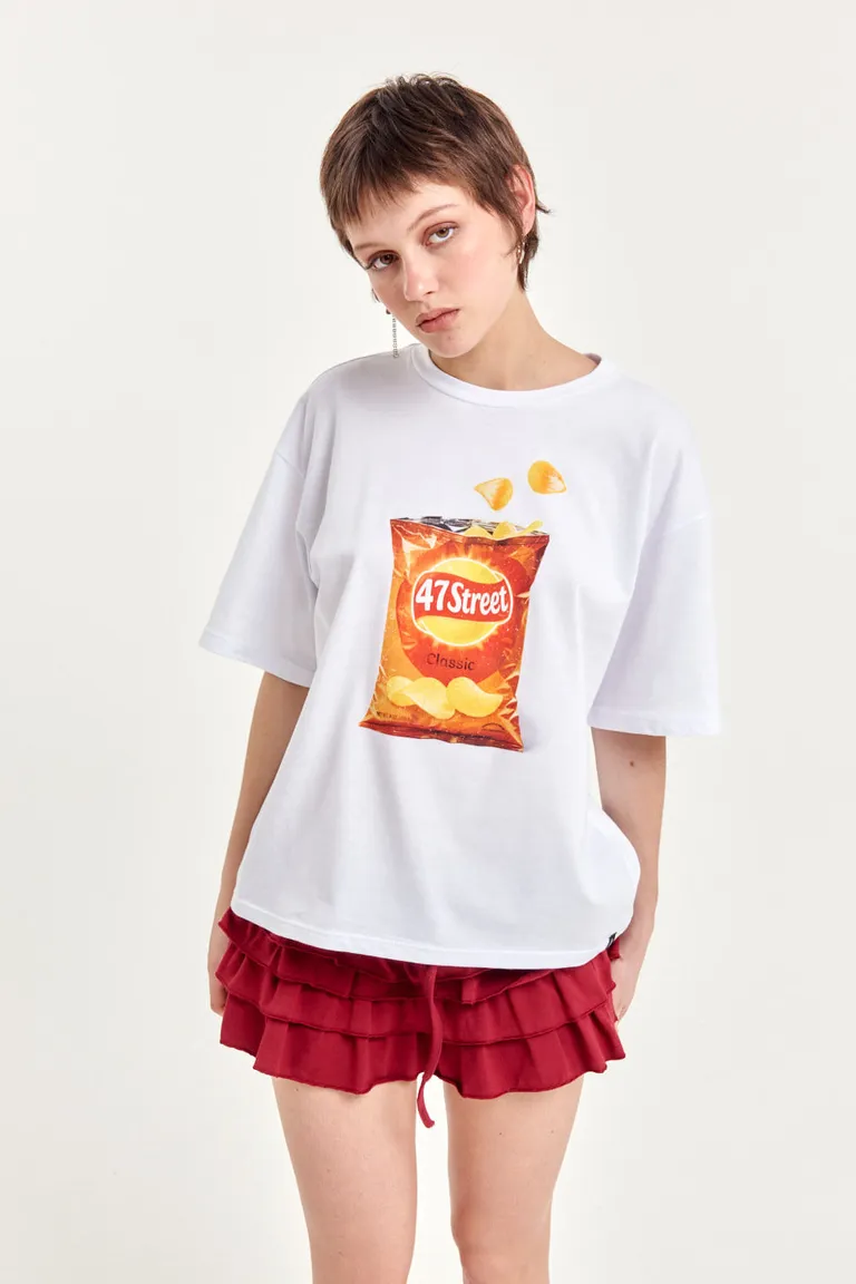 Remera de algodón con estampa de snacks, diseño único y oversize de 47 Street en Remeras para argentina