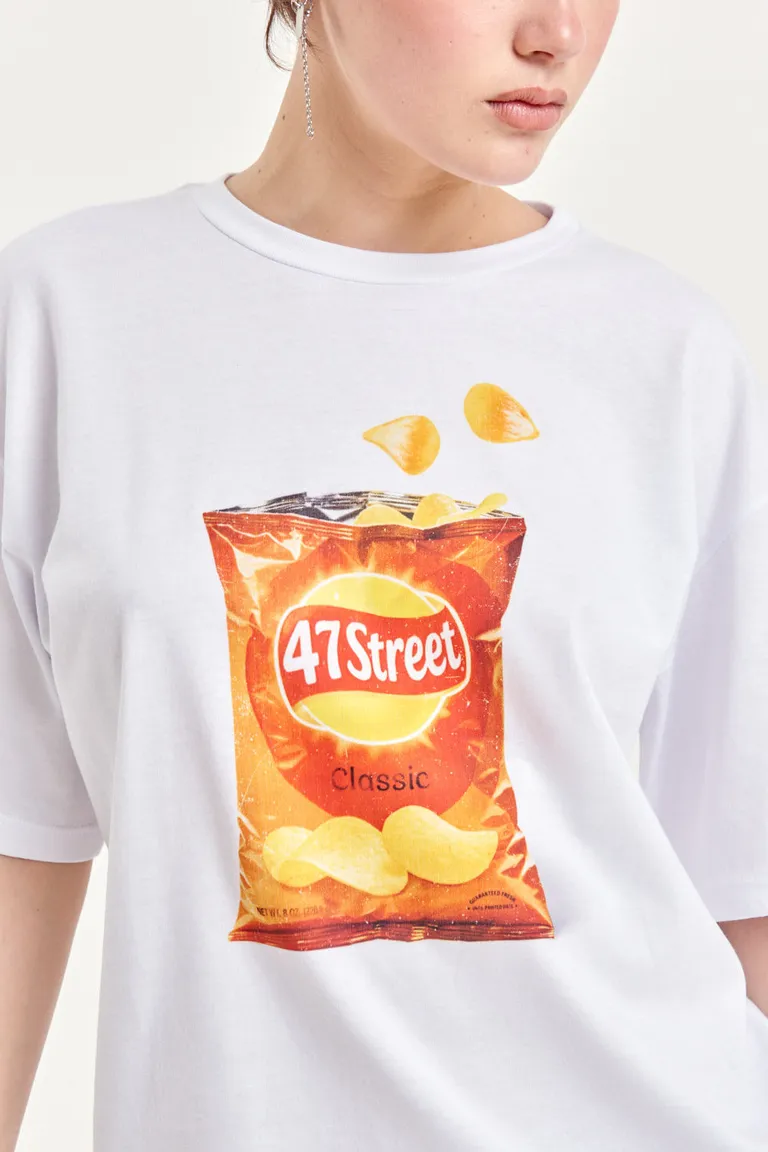 Remera de algodón con estampa de snacks, diseño único y oversize de 47 Street en Remeras para argentina