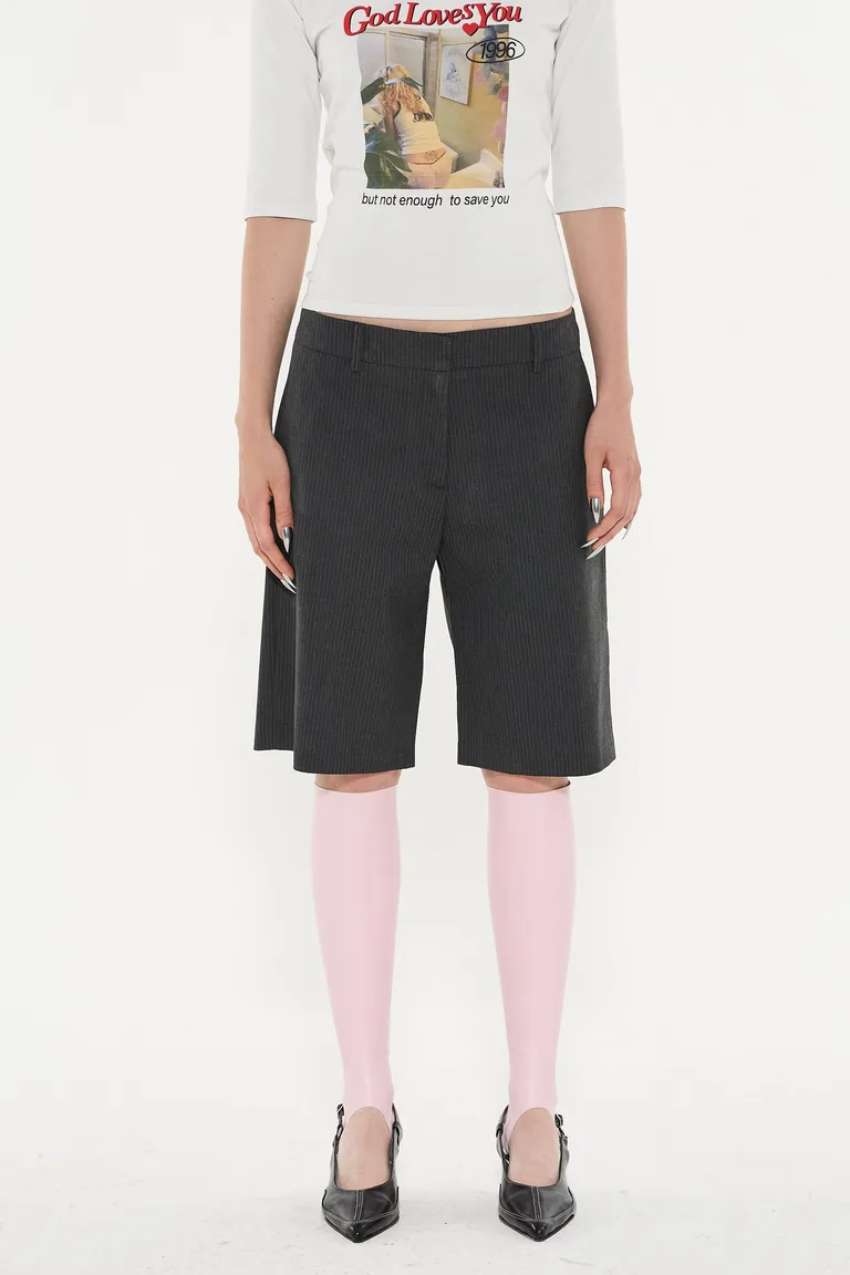 Bermuda sastrera de tiro bajo en sarga pinstripes de Ay Not Dead en Pantalones para argentina