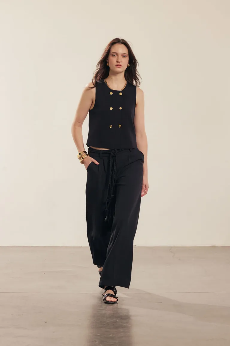 Chaleco tejido estilo sastre de escote redondo y cruzado con detalles metálicos de Portsaid en Chalecos para argentina