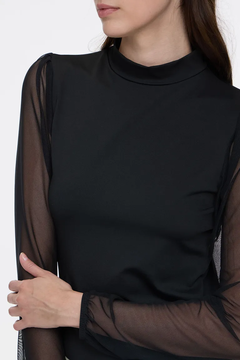 Remera de mujer con cuello media polera y mangas largas de tul de Cuesta Blanca en Remeras para argentina