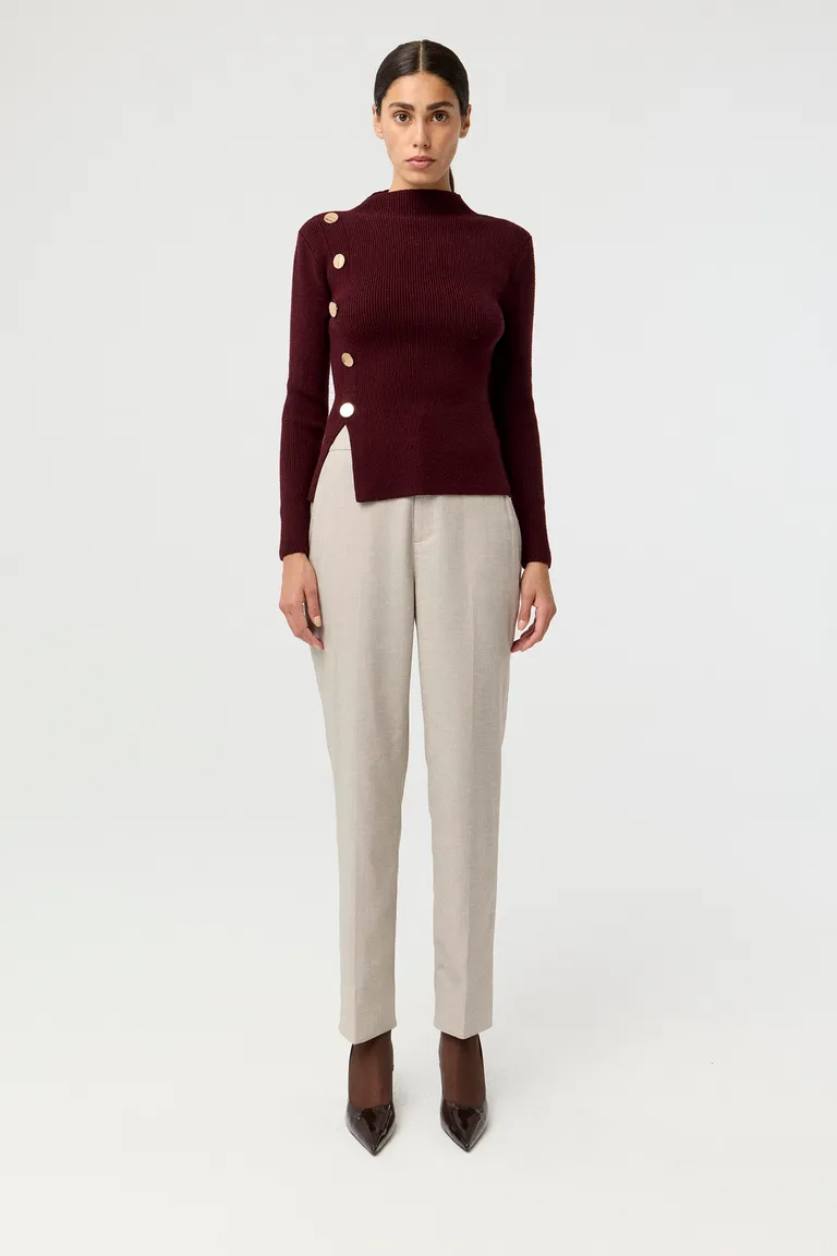 Sweater tejido al cuerpo con cuello base y botones metálicos laterales en el frente de Markova en Buzos y Sweaters para argentina