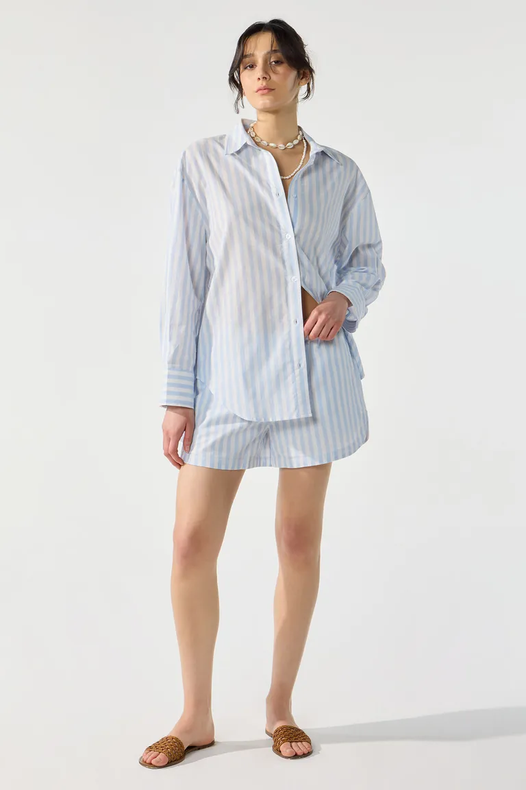 Short con cintura elastizada y bolsillos laterales con ruedos curvos de Cuesta Blanca en Shorts para argentina