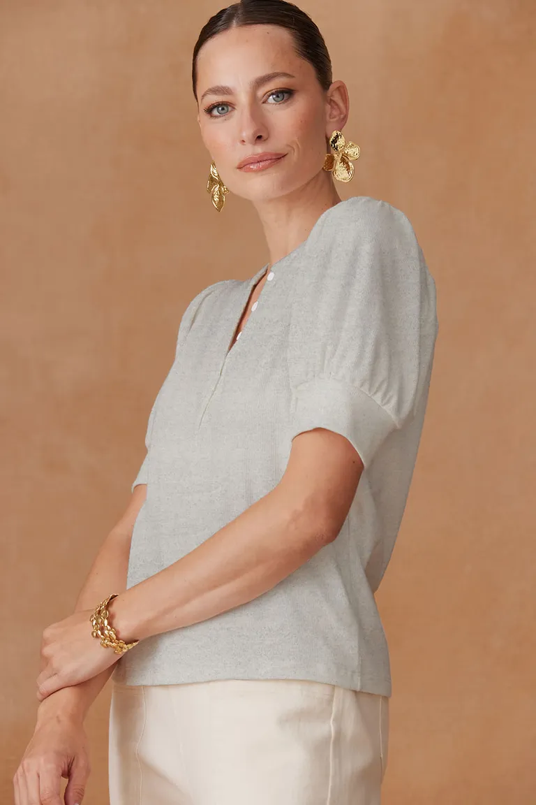 Remera de corte holgado con mangas cortas estilo princesa y acceso por cartera con botones de Indiastyle en Remeras para argentina