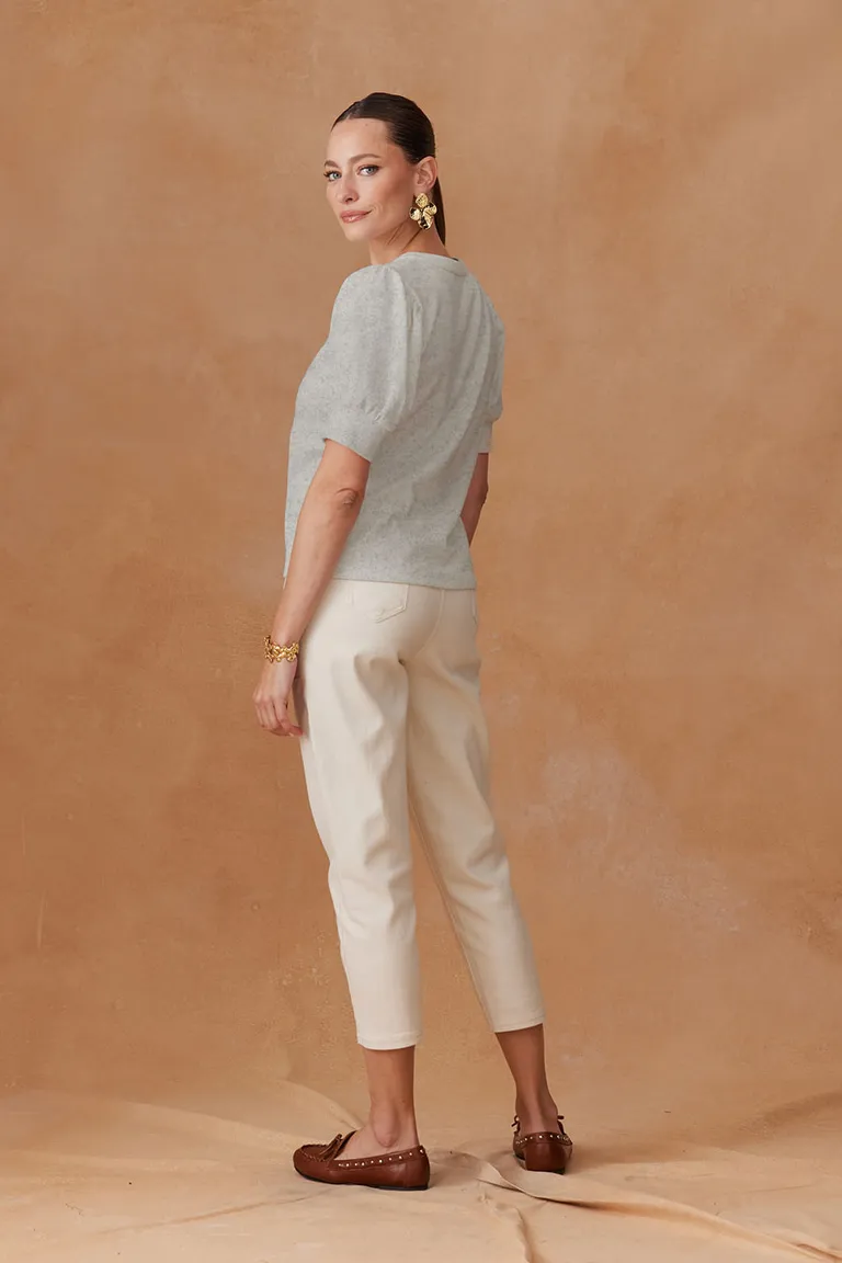 Remera de corte holgado con mangas cortas estilo princesa y acceso por cartera con botones de Indiastyle en Remeras para argentina