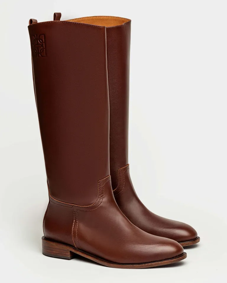 Bota de caña alta con monograma grabado y cierre lateral de Prüne en Botas y Botinetas para argentina