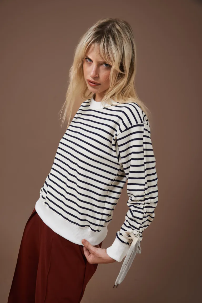 Buzo a rayas blanco y negro con mangas largas para mujer de Apricot en Buzos y Sweaters para argentina