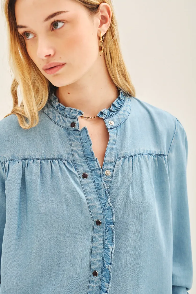 Camisa de manga larga con volados en el cuello y puños, de corte recto y diseño femenino de Rapsodia en Camisas para argentina