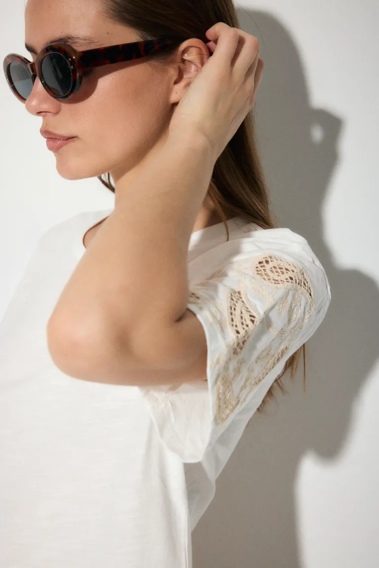 Remera oversize de manga corta con detalles de crochet calado en algodón flame combinado de Audaz en Remeras para argentina