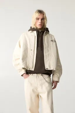 Campera denim chevrolet de Pull&Bear en Abrigos y Camperas para argentina
