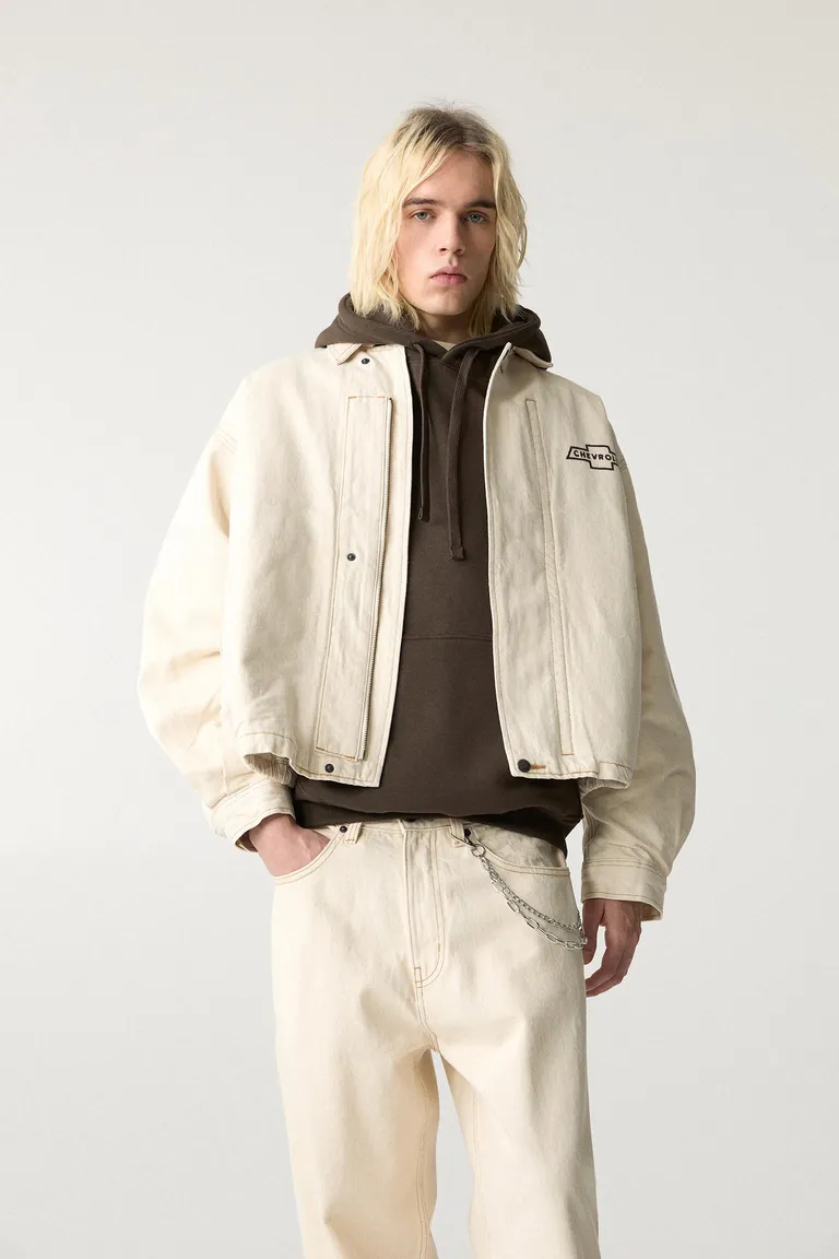 Campera denim chevrolet de Pull&Bear en Abrigos y Camperas para argentina