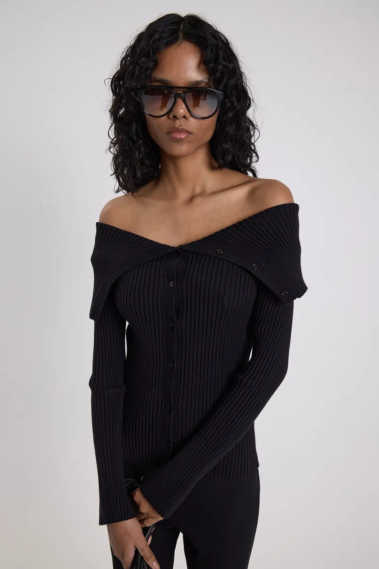 Top manga larga de punto con cuello volcado y botones frontales de calce ajustado de Maria Cher en Tops para argentina