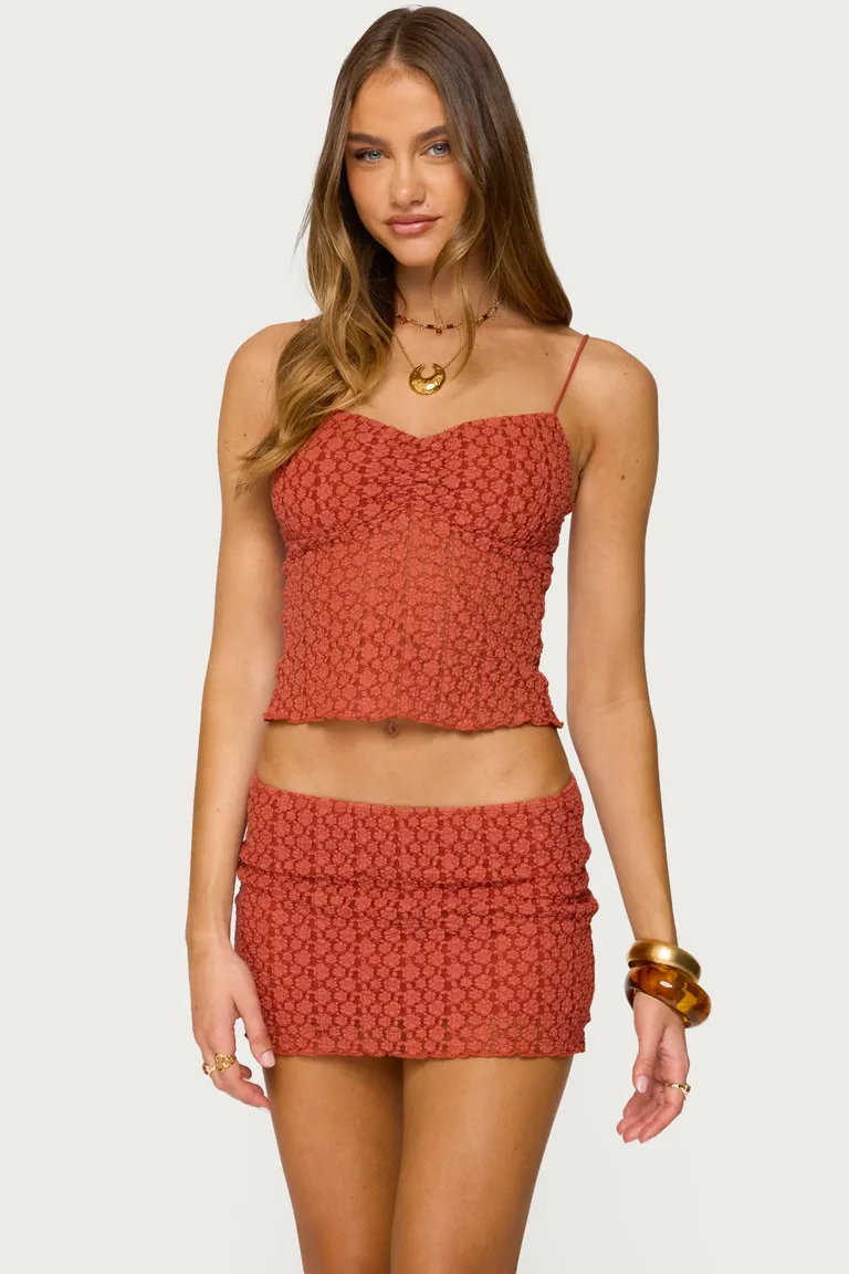 Musculosa floral texturizada josephina de Edikted en Tops para argentina