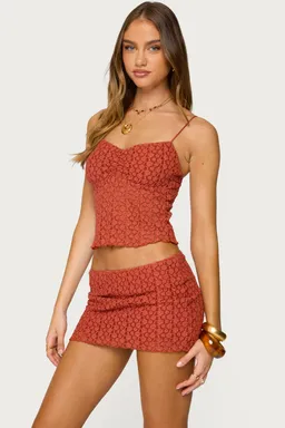 Musculosa floral texturizada josephina de Edikted en Tops para argentina