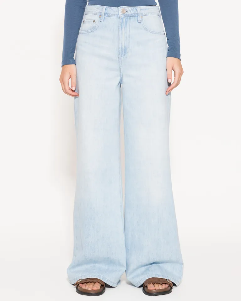 Pantalones wide leg de tiro alto en denim celeste claro para la temporada de verano de Jazmin Chebar en Pantalones para argentina