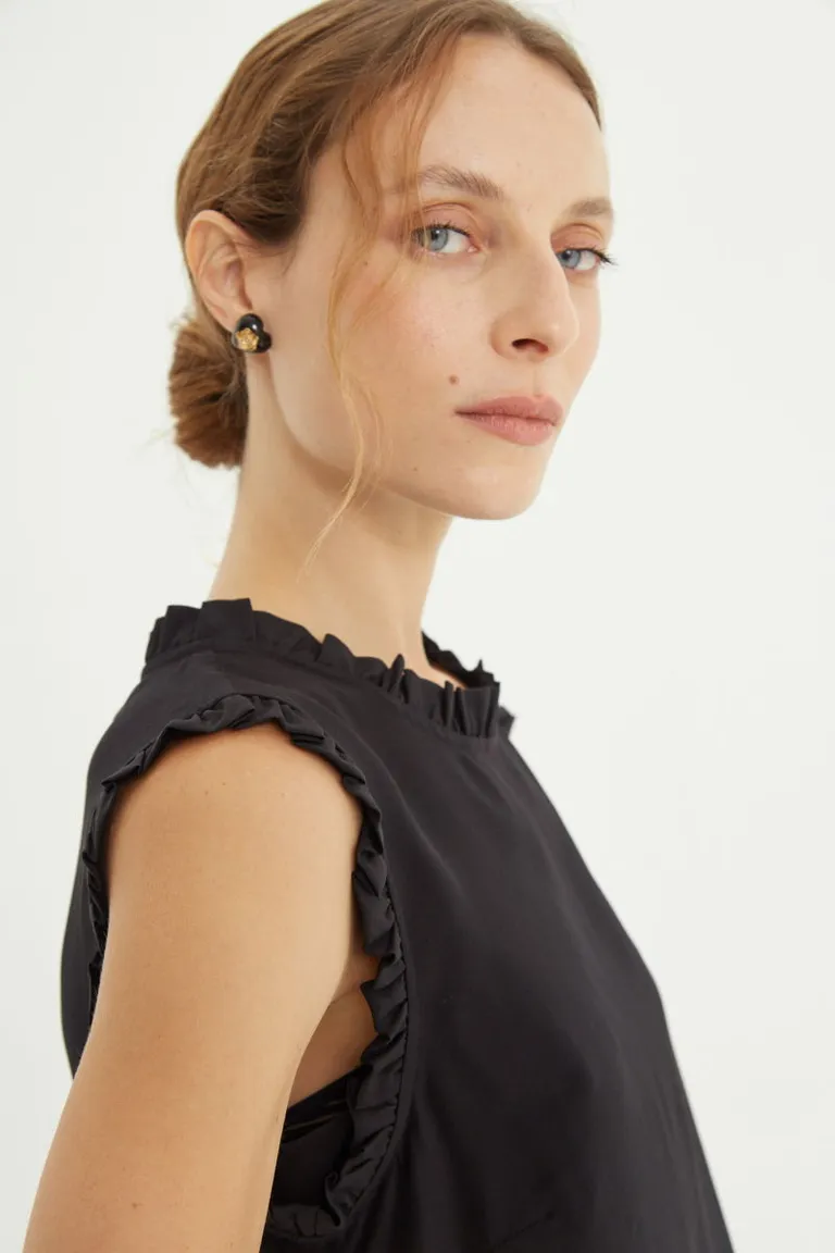 Top sin mangas con volados en cuello y sisas con cierre de botones en espalda de Las Pepas en Tops para argentina