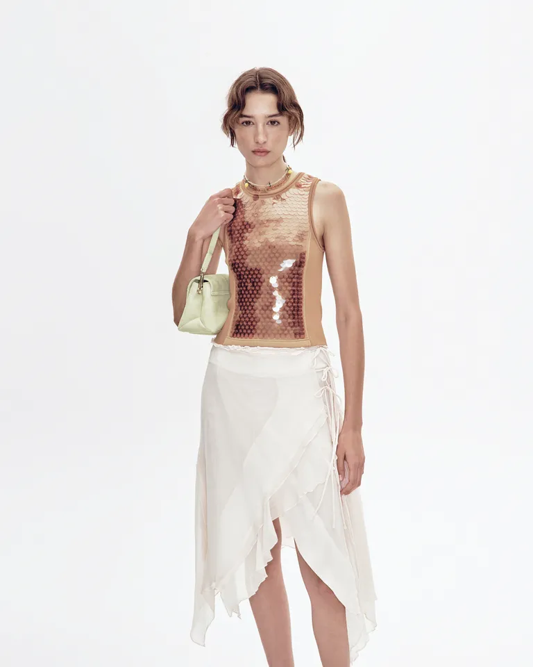 Top con lentejuelas y recortes tejidos, escote redondeado y terminaciones roll up de Jazmin Chebar en Tops para argentina