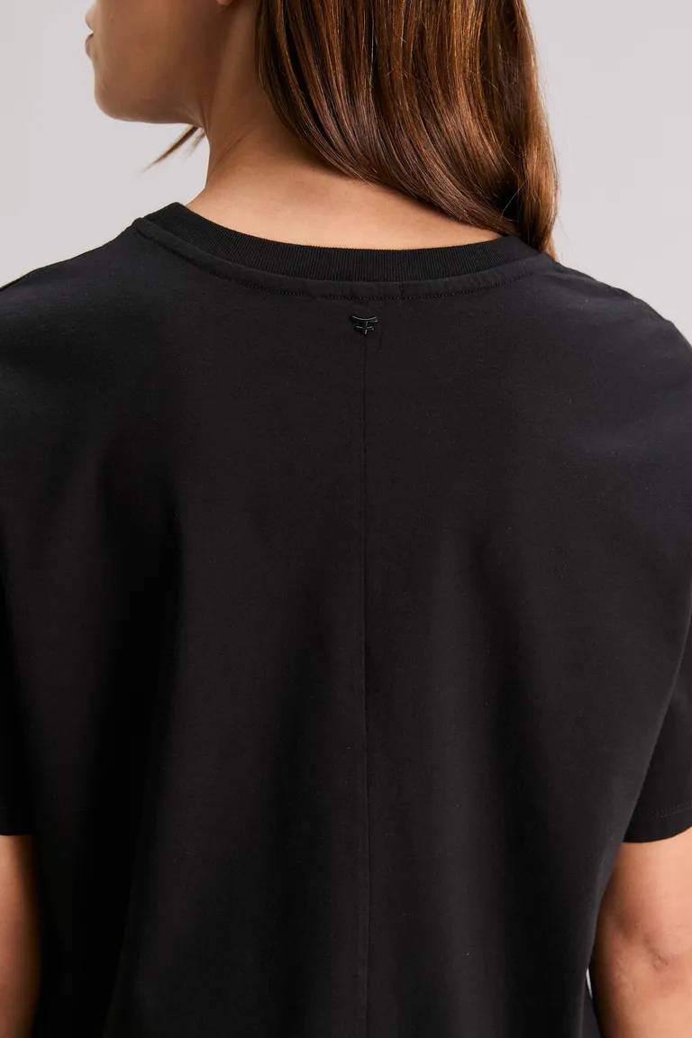 Remera de corte regular con recorte en la espalda para un estilo elegante y moderno de Kosiuko en Remeras para argentina