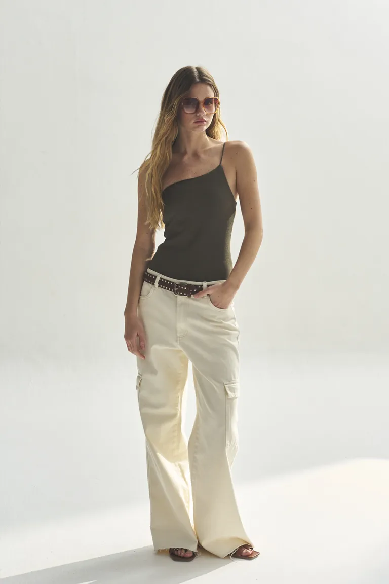 Body asimétrico negro, prenda versátil y elegante para el clóset de la mujer moderna de Akiabara en Bodies para argentina