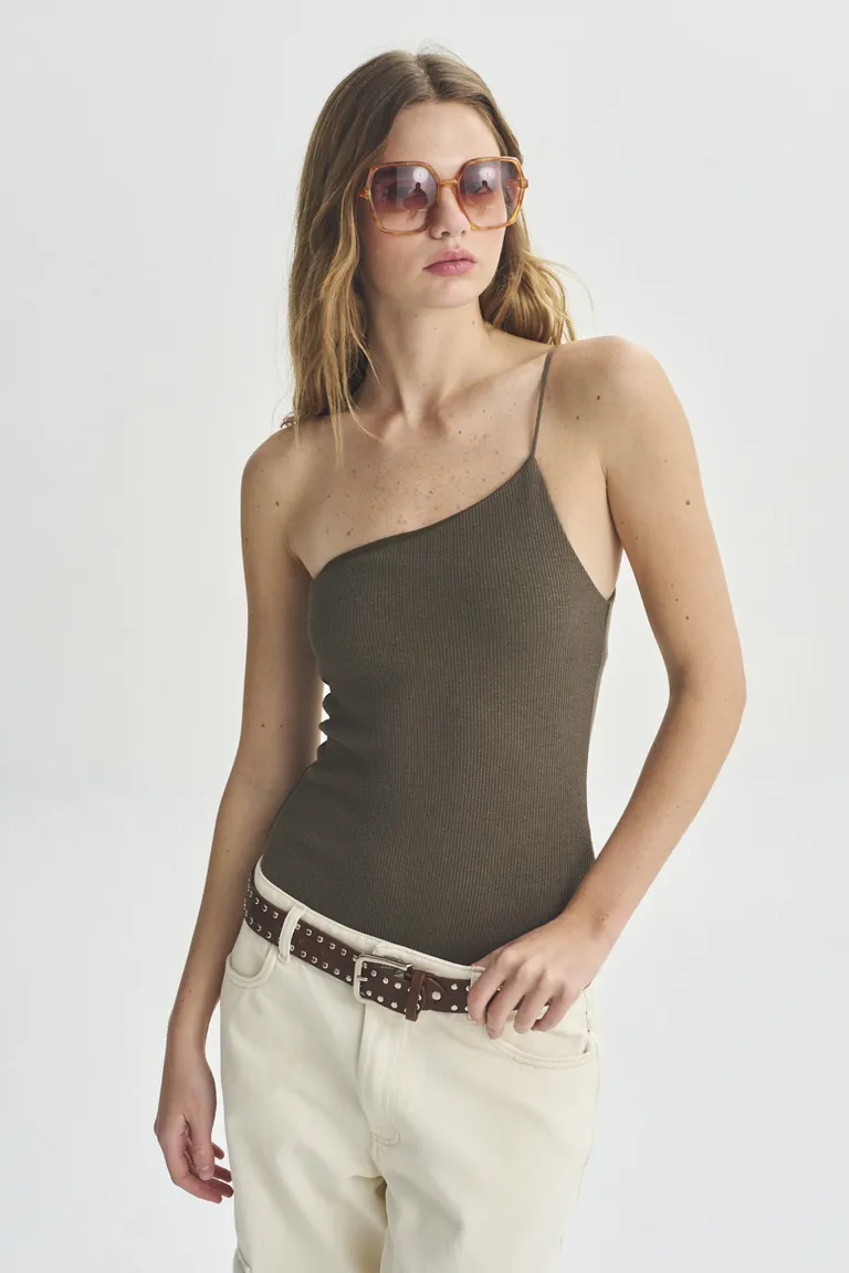 Body asimétrico negro, prenda versátil y elegante para el clóset de la mujer moderna de Akiabara en Bodies para argentina