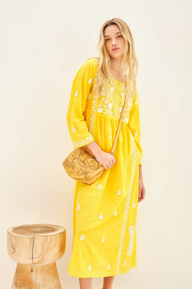 Vestido amarillo largo hasta los tobillos con bordado a contratono y cartera de botones símil nacar de Rapsodia en Vestidos para argentina