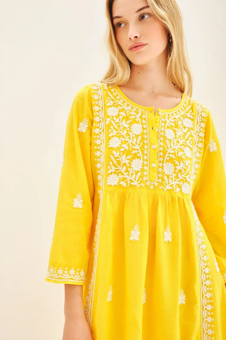 Vestido amarillo largo hasta los tobillos con bordado a contratono y cartera de botones símil nacar de Rapsodia en Vestidos para argentina