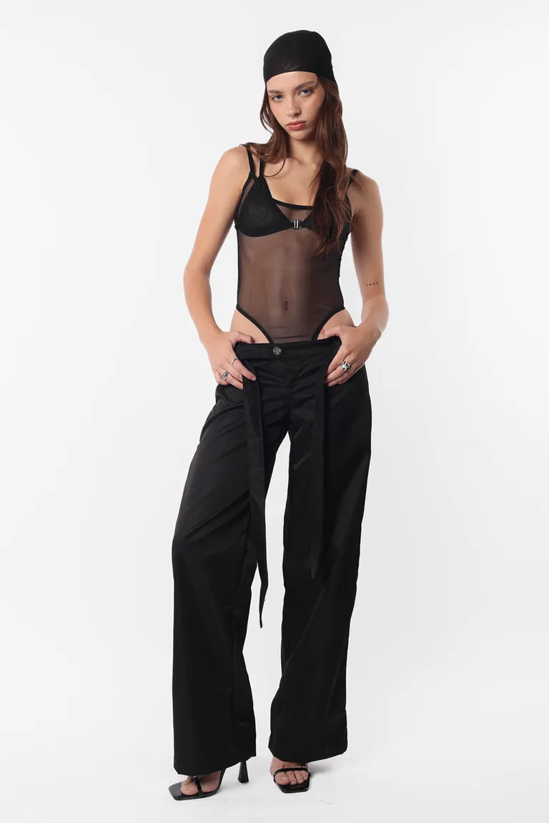 Body de microtul con encaje y detalles ajustables para una silueta femenina y estilizada de Top White en Bodies para argentina