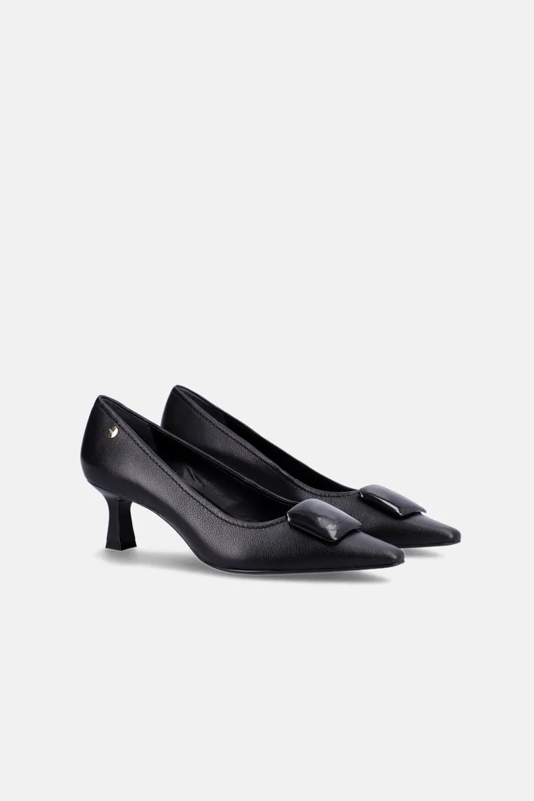 Zapato stiletto clásico con taco medio, punta fina y detalle de aplique rectangular en empeine de Justaosadia en Zapatos con Tacos para argentina