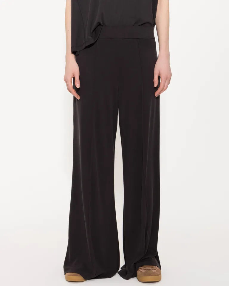 Pantalón negro de pierna ancha tipo palazzo con cintura elástica de Jazmin Chebar en Pantalones para argentina