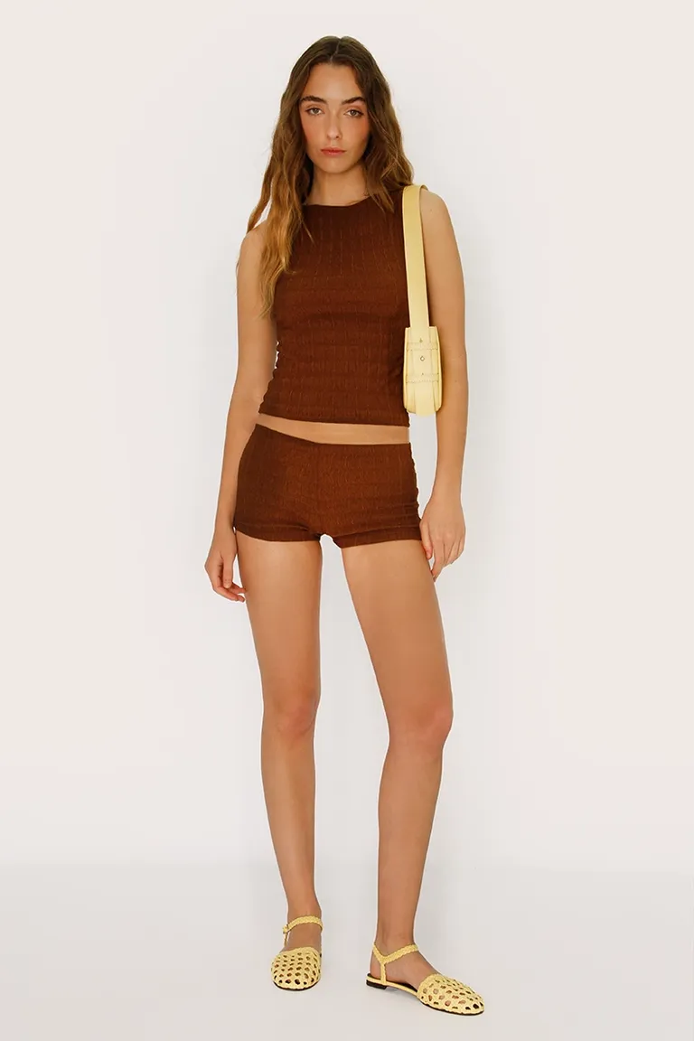 Shorts de tela elástica marrón con diseño minimalista y detalles metálicos de Sofia Sarkany en Shorts para argentina