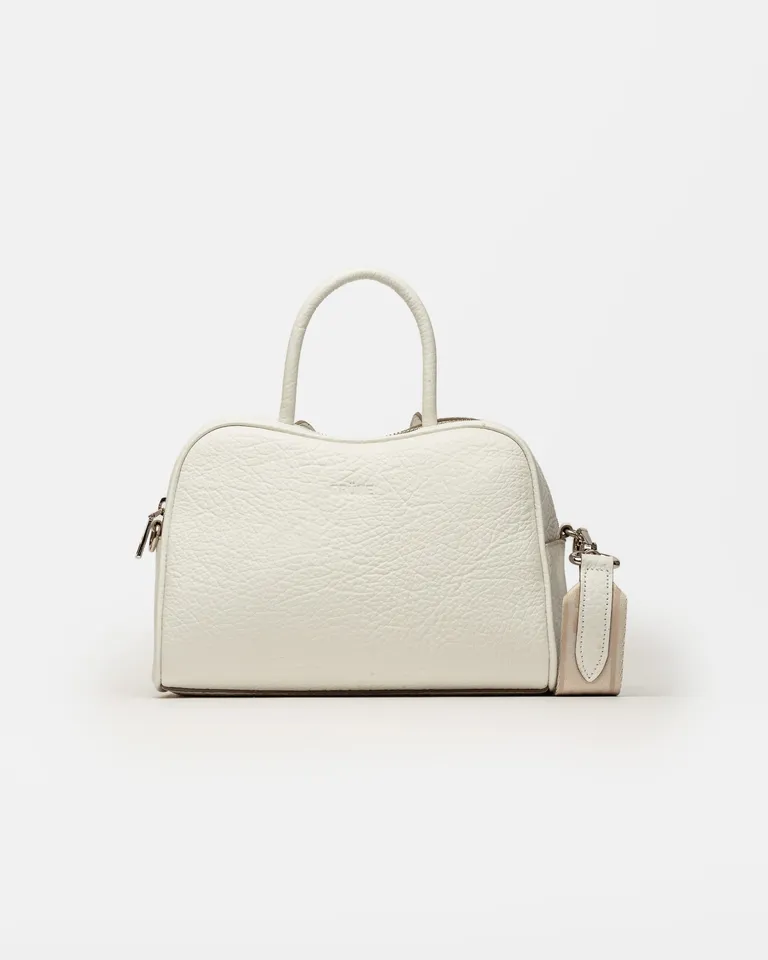 Bolso de mano de cuero graneado blanco con silueta moderna de la colección the club de Prüne en Bolsos y Carteras para argentina