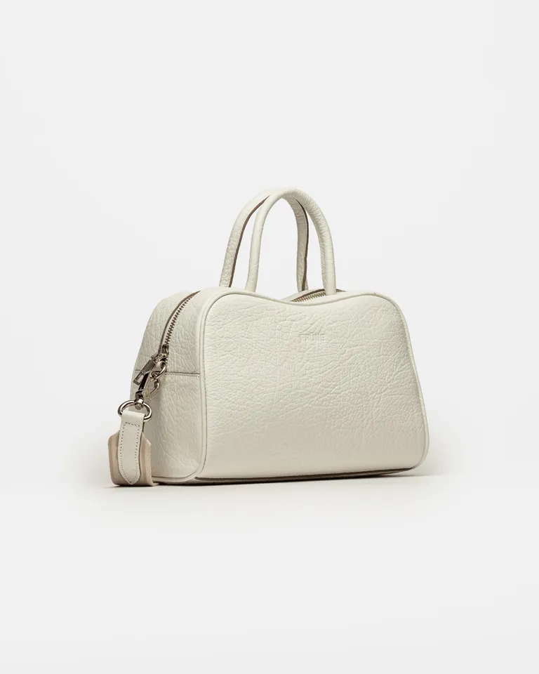 Bolso de mano de cuero graneado blanco con silueta moderna de la colección the club de Prüne en Bolsos y Carteras para argentina