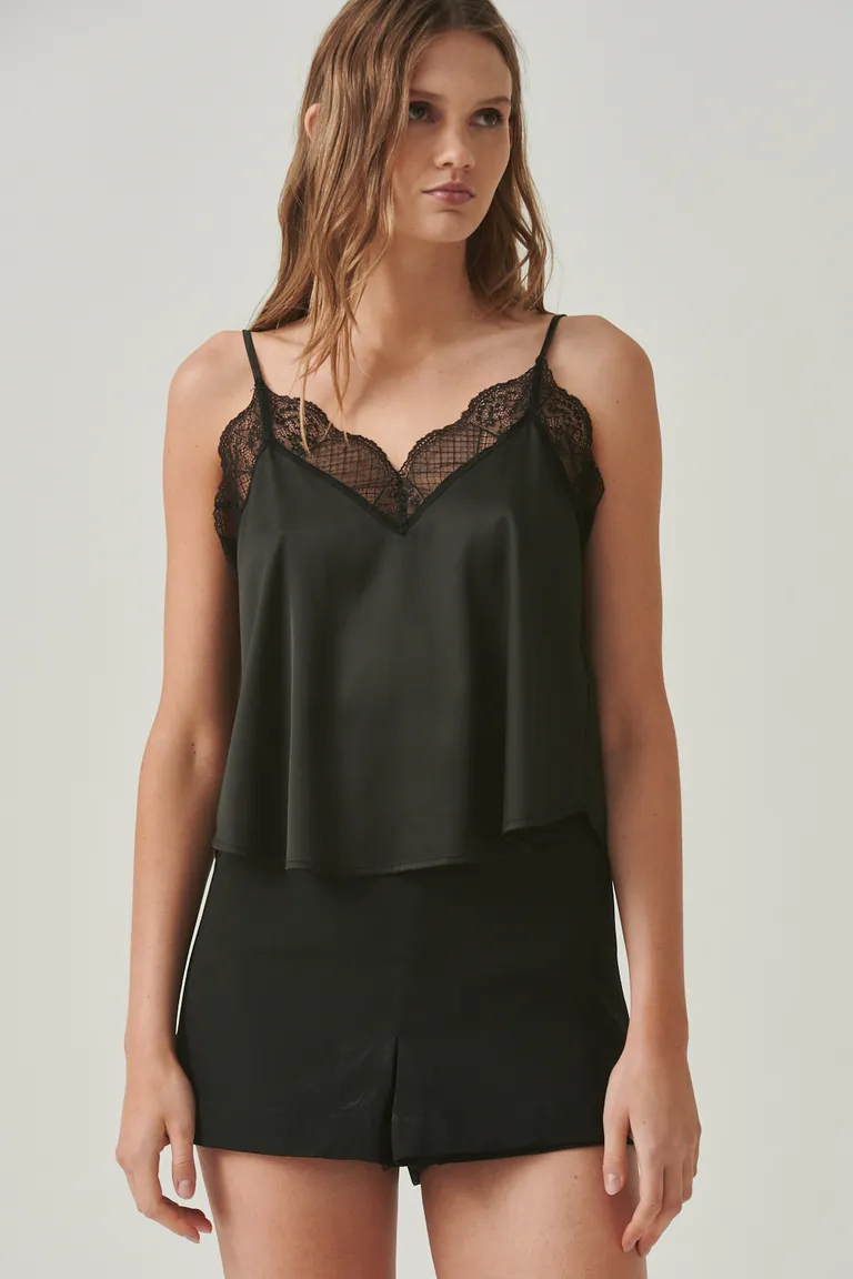 Top de satén con detalles de puntilla en el escote V de Sweet en Tops para argentina